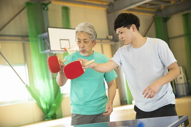 你已经接不住机器人发的乒乓球了